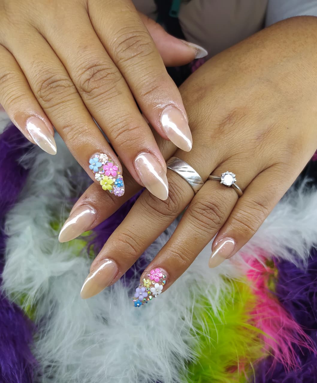 Uñas elegantes con diseño artístico